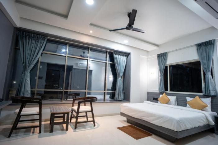 Hotel Oberon Solapur Zewnętrze zdjęcie