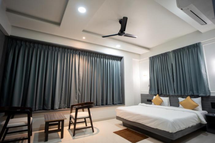 Hotel Oberon Solapur Zewnętrze zdjęcie