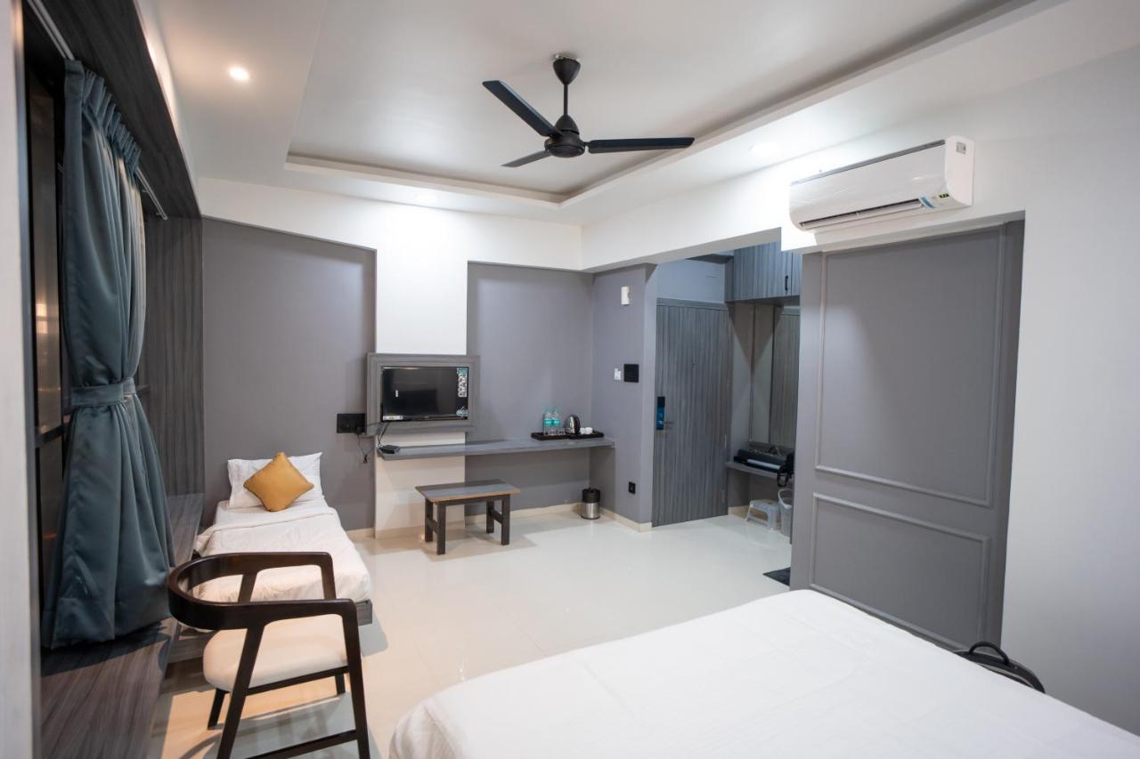 Hotel Oberon Solapur Zewnętrze zdjęcie