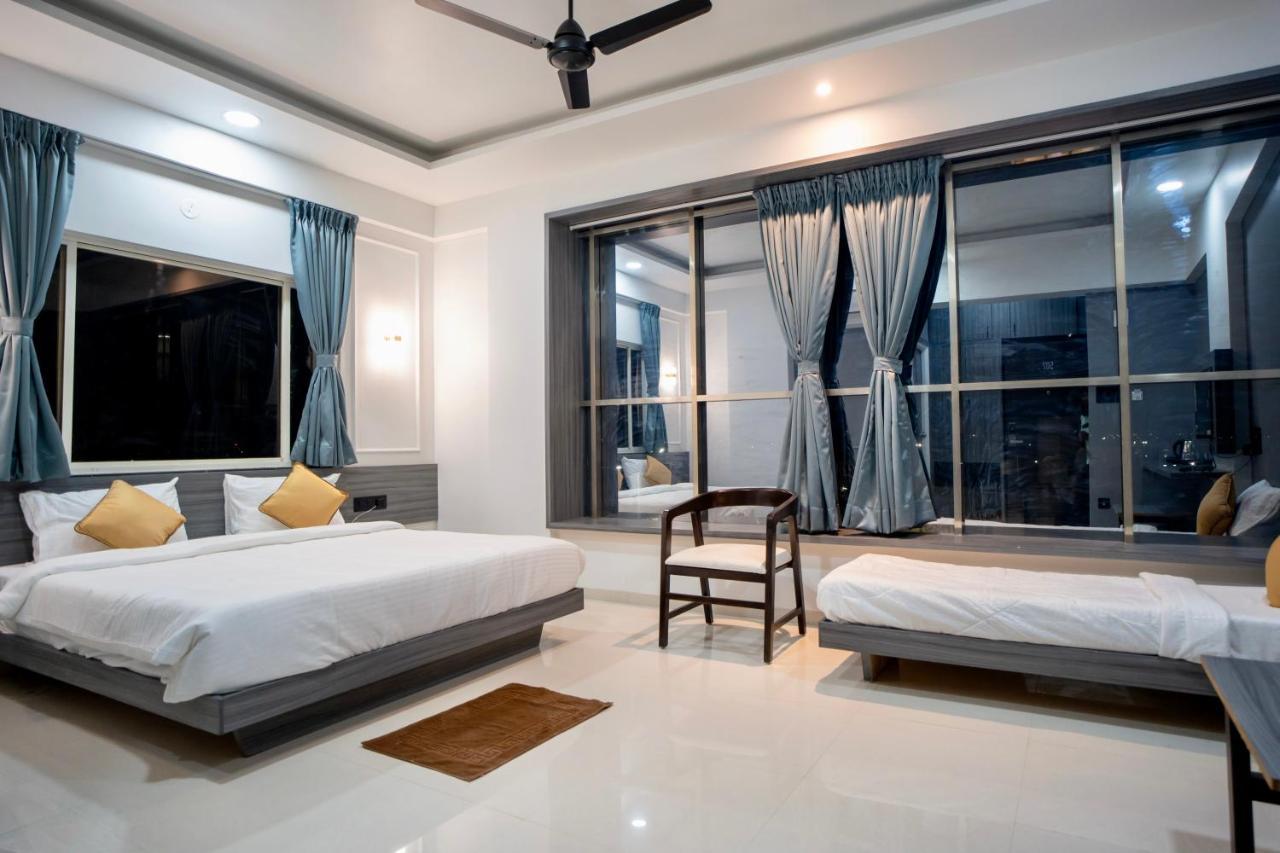 Hotel Oberon Solapur Zewnętrze zdjęcie