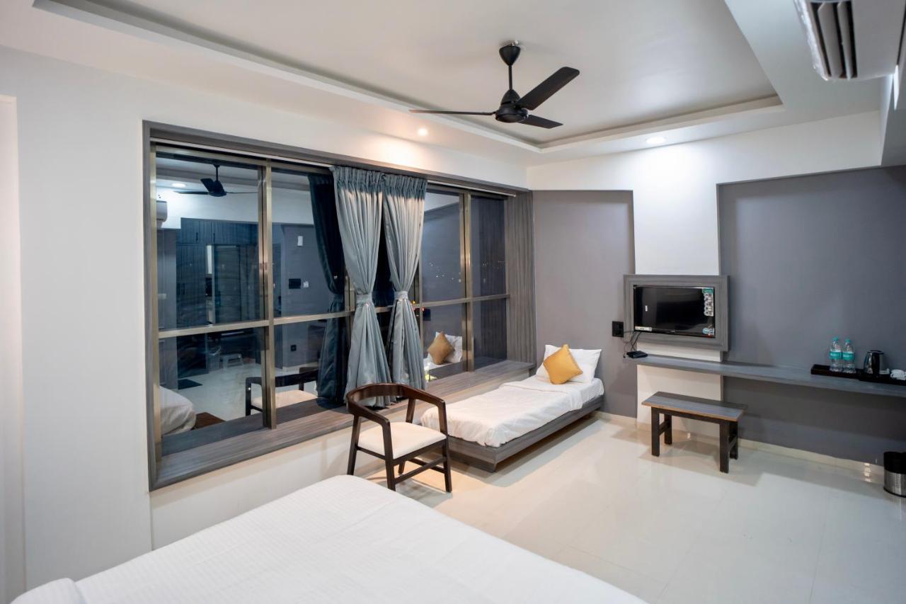 Hotel Oberon Solapur Zewnętrze zdjęcie