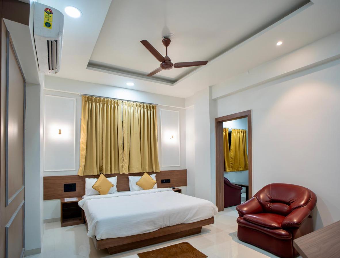 Hotel Oberon Solapur Zewnętrze zdjęcie