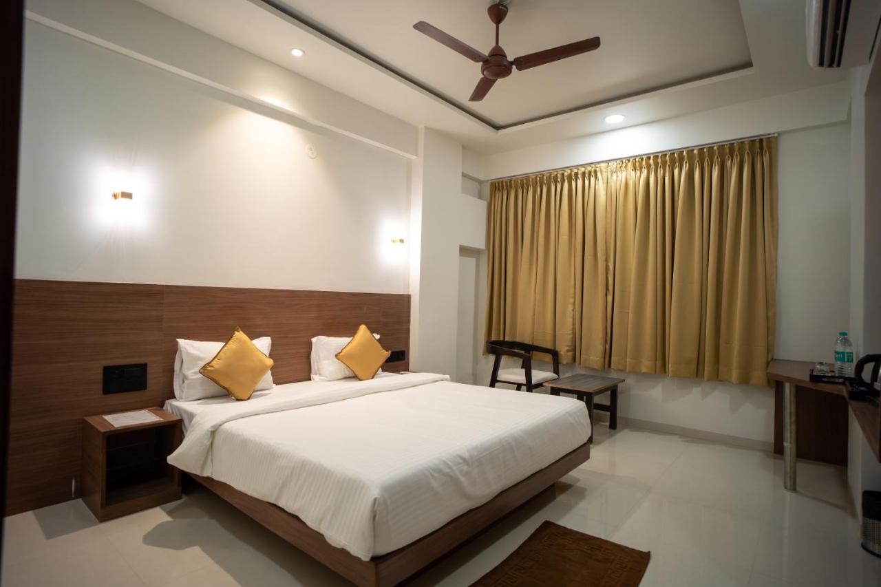 Hotel Oberon Solapur Zewnętrze zdjęcie