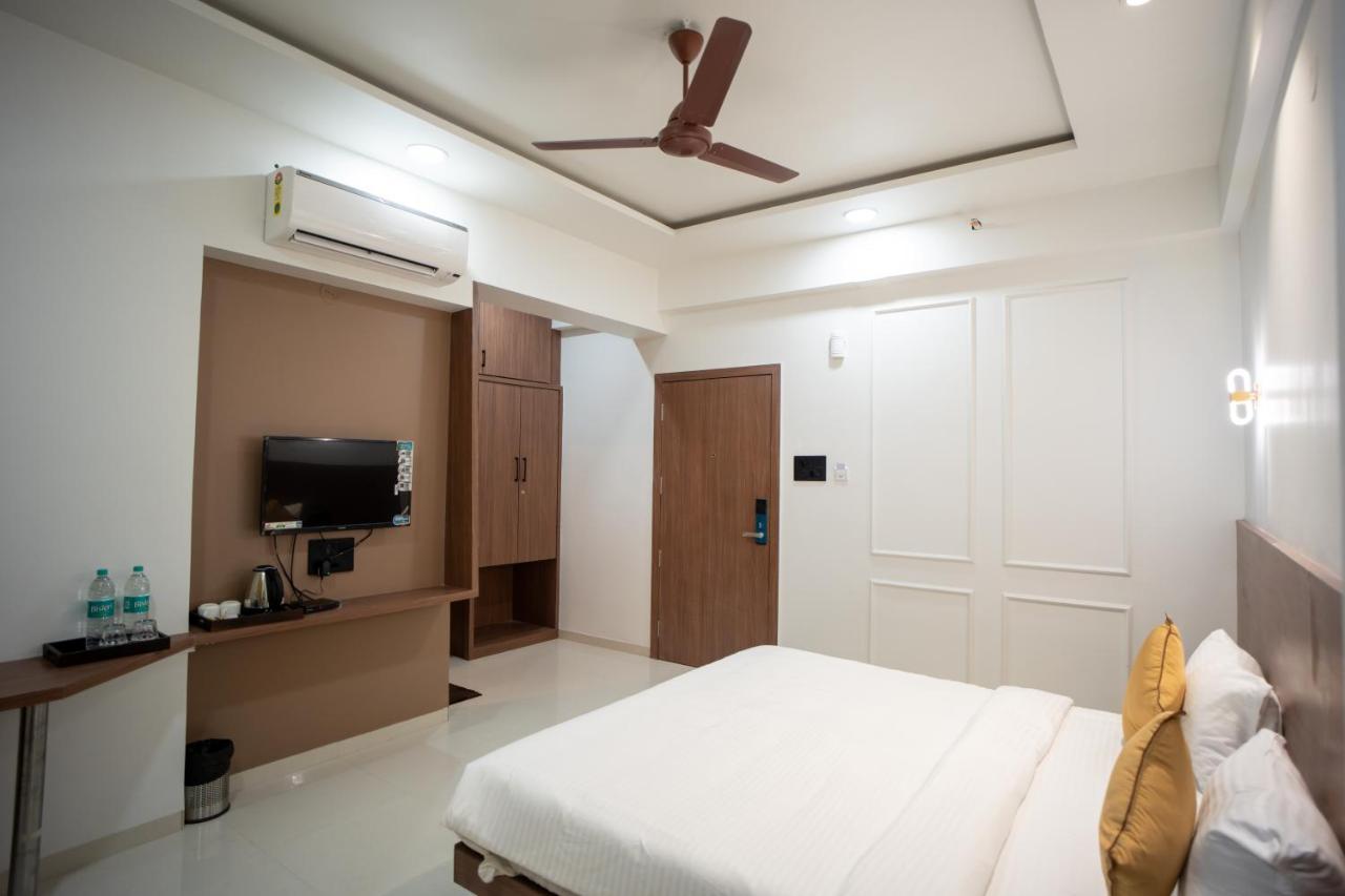 Hotel Oberon Solapur Zewnętrze zdjęcie