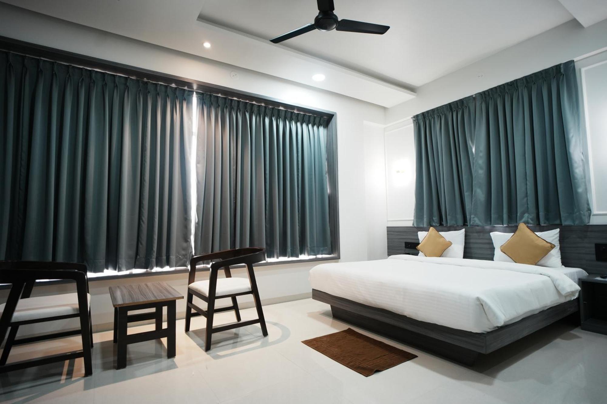 Hotel Oberon Solapur Zewnętrze zdjęcie