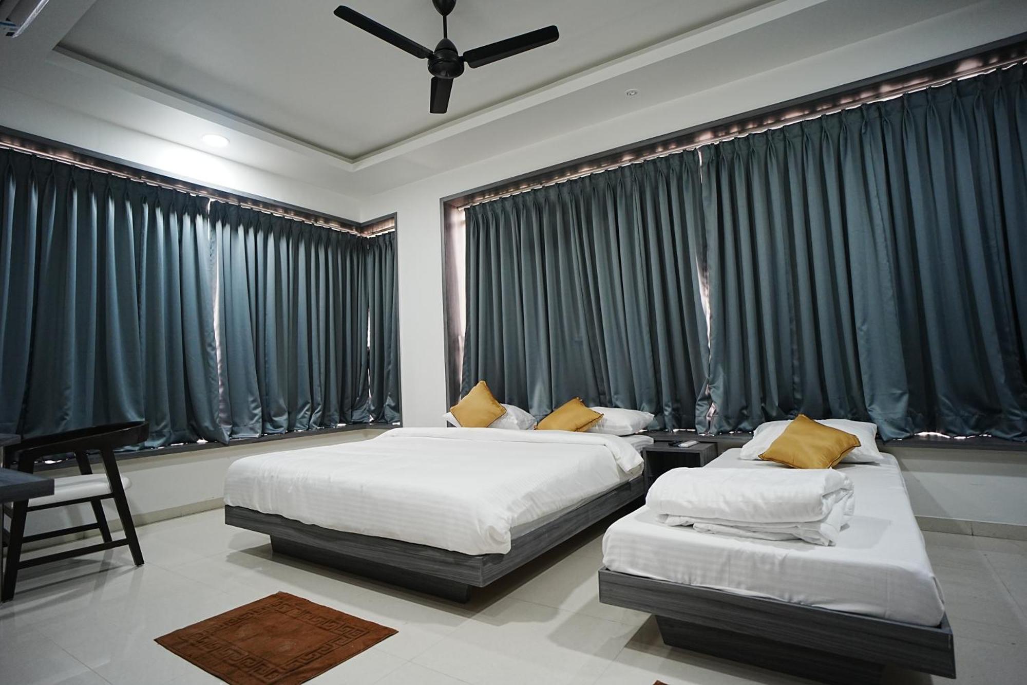 Hotel Oberon Solapur Zewnętrze zdjęcie