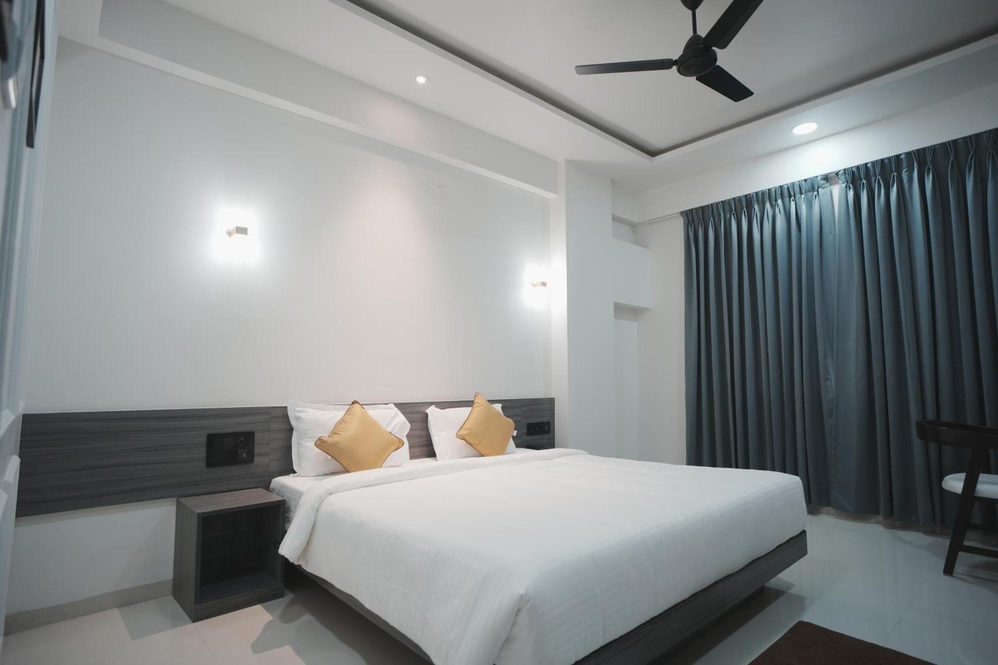 Hotel Oberon Solapur Zewnętrze zdjęcie