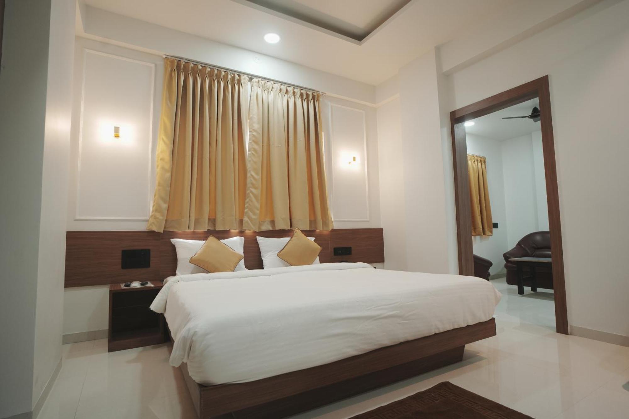 Hotel Oberon Solapur Zewnętrze zdjęcie
