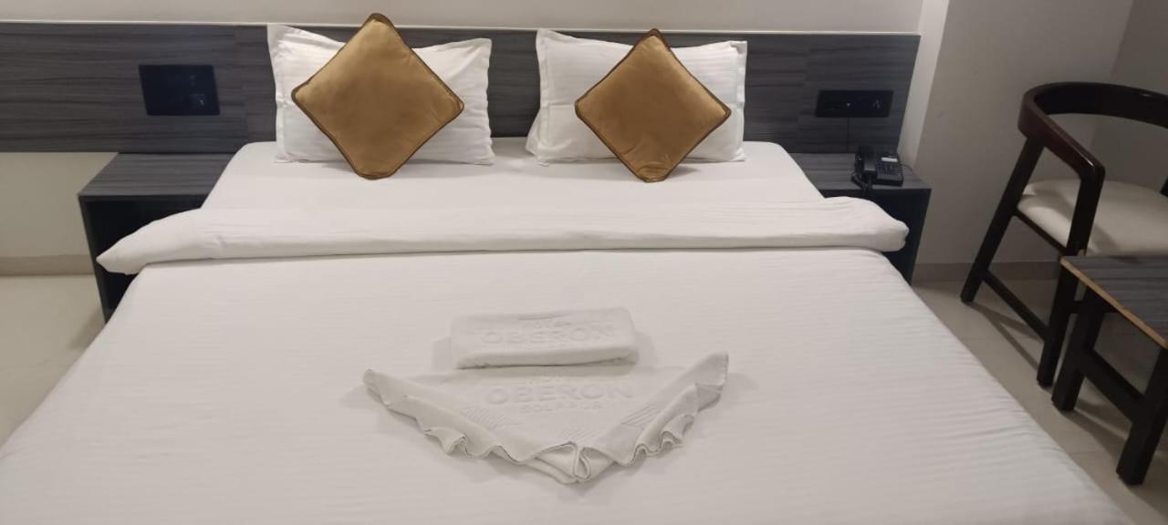 Hotel Oberon Solapur Zewnętrze zdjęcie